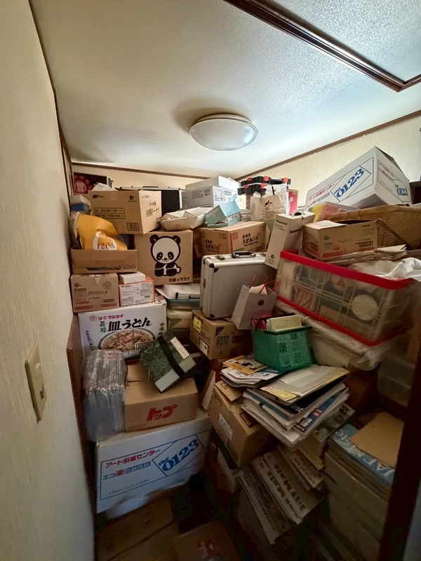 物置部屋の片付け前。段ボールが山積み